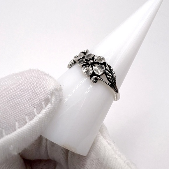 Sz 6, Sale $12 Firm! .925 Sterling Silver Triple Flower Ring - Picture 3 of 14